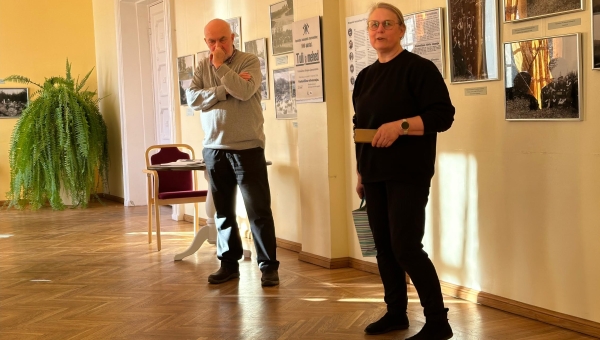 Hetk näituse avamiselt. Pildil Ago Ruus ja Vastseliina rahvamaja juhataja Anneli Lõhmus. FOTOD: Kalev Annom